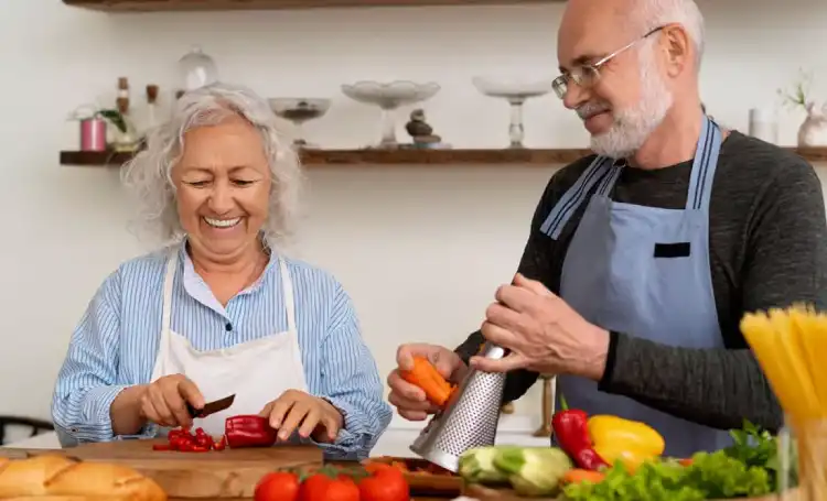 Yaşlılıkta Kaçınılması Gereken Yiyecekler