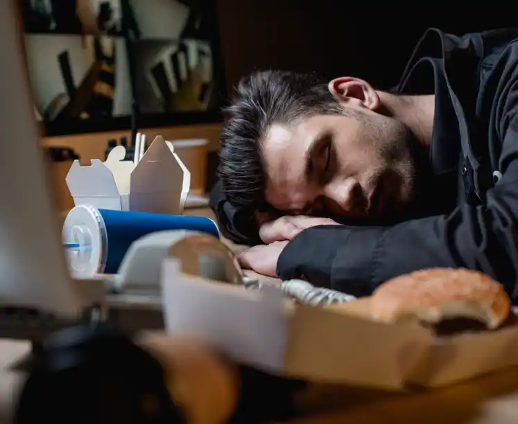 "Yemekten Sonra Neden Aniden Uyku Basıyor?